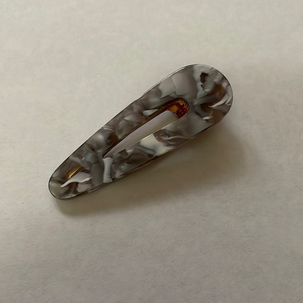 ❤️(2/$10)❤️ Grey marble hair clip